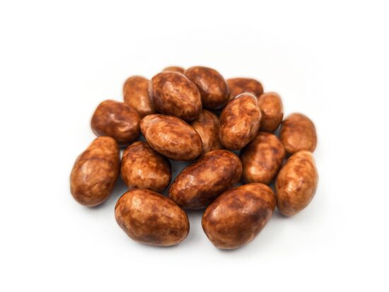 Mandeles ar jūras sāli, grauzdētas, pārklāti ar balto šokolādi un karameli, 4.5kg